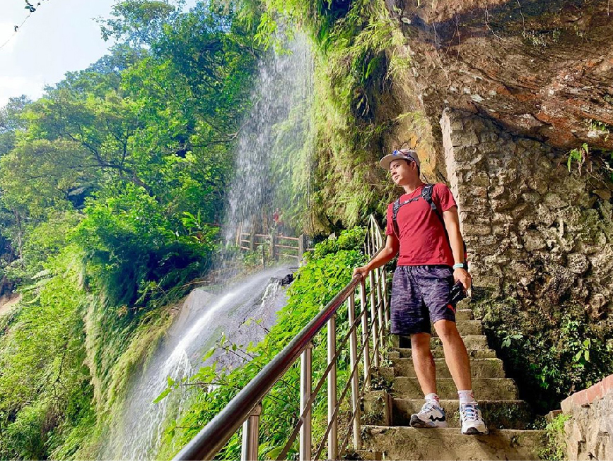 新北銀河洞瀑布：銀河洞瀑布位於新北市新店區一個很特殊的瀑布，屬於淡水河流域，瀑布形成水濂洞地形，因為嶺上溪流由山腰斷崖直下， 飛瀑凌空狀似銀河而得名，銀河洞瀑布是從銀河洞越嶺步道入口處開始算約200公尺，銀河洞越嶺步道為處隱密， 銀河洞瀑布分上下兩段，除了銀河瀑布還有百年廟宇坐落於山壁間，吸引許多遊客前來拍美照，但是拍照也要注意小心安全呦！