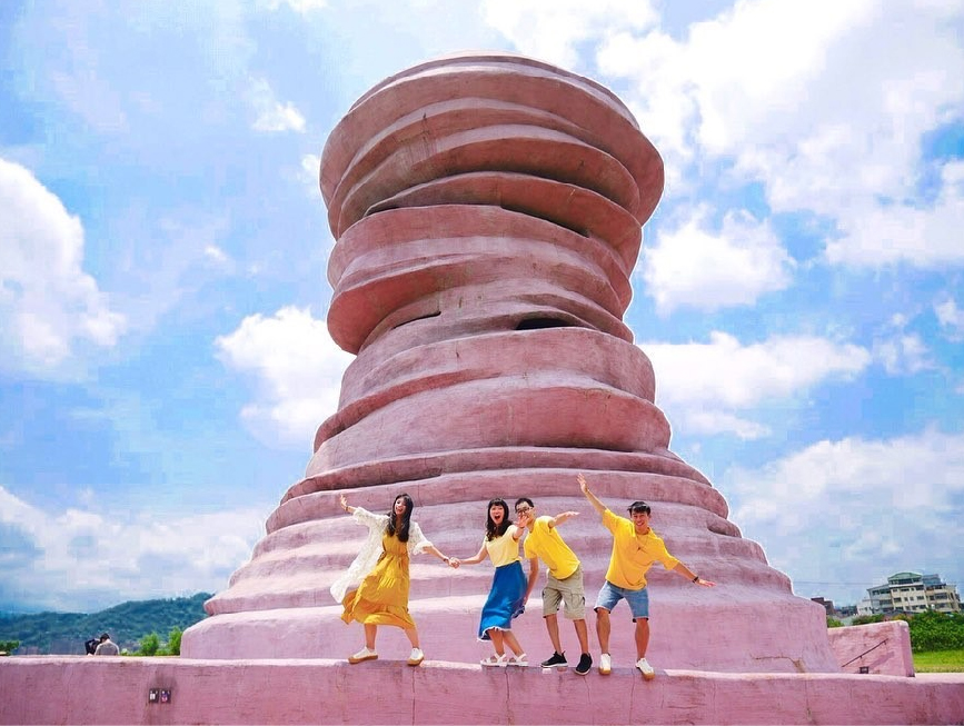 新北三鶯藝術村：三鶯藝術村位於新北市鶯歌區，遠看就能看見許多巨大碗盤杯子，可以在這當杯緣子，新北市歌陶瓷館博物館以兒童藝術教育為主題，分為工作坊、 展示廳的室內展演區域，在戶外還有設置造景藝術像是巨大的碗盤跟杯子、紅磚拱門隧道、還有超大型手拉坏藝術裝置等， 打造三鶯藝術村成為一座兼具文化、藝術、教育、生態的休閒場所，來到鶯藝術村遊玩還能到附近的龍窯橋。