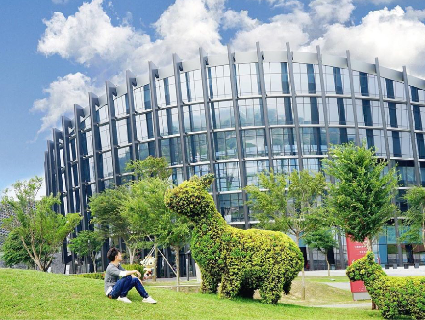 嘉義國立故宮博物院南部分院:國立故宮博物院南部院區位於嘉義太保市,在園區裡面可以欣賞許多展覽,最近還有超可愛的波波草在博物院裡面, 讓你不用跑到彰化在這裡就能看到台版波波草而且還免費!除了波波草還有許多植栽造型設計、花海, 而且嘉義故宮南院還被譽為台灣最美的博物館。