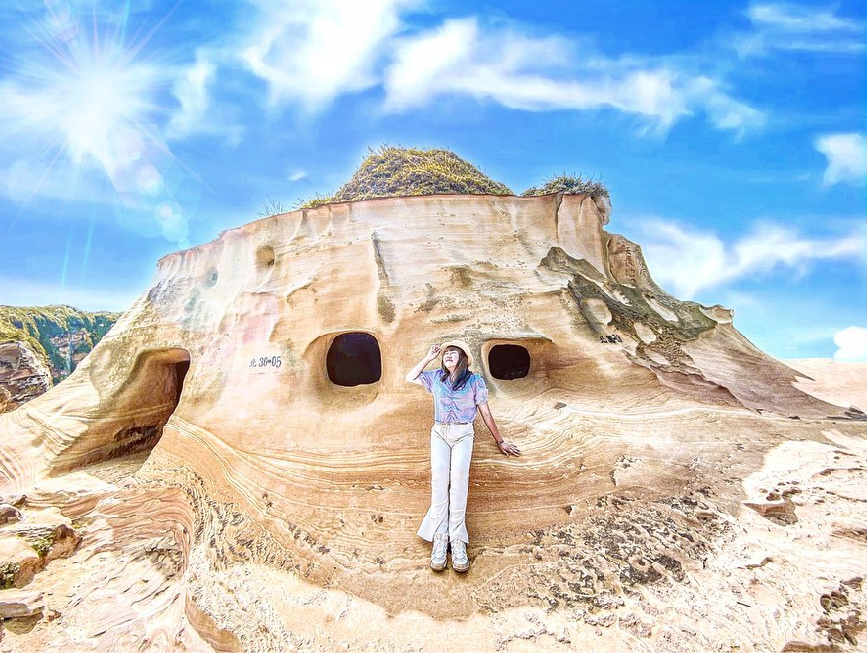 新北駱駝峰:野柳駱駝峰位於新北市萬里區野柳入口漁澳路旁,駱駝峰非常特別有海防碉堡可以從洞裡向外看外面美麗的景色, 擁有著天然的海蝕與風化等地理景觀,來到野柳遊玩不仿也可以到附近的駱駝峰欣賞美麗的地形風貌。