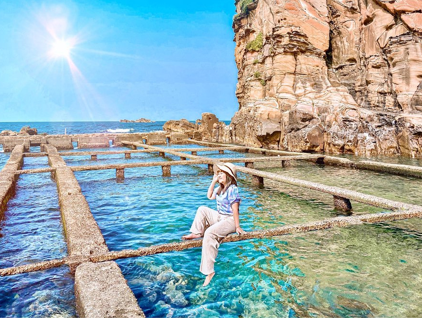 新北野柳九孔池:野柳九孔池位於新北萬里,這裡是最近的新秘境位於駱駝峰附近,不用到澎湖在這就能看到九孔池,這裡是一個廢棄的九孔養殖場, 在九孔池旁還有壯麗的岩石及蔚藍海景,不過來到這的旅客拍照時也要小心注意自身安全。