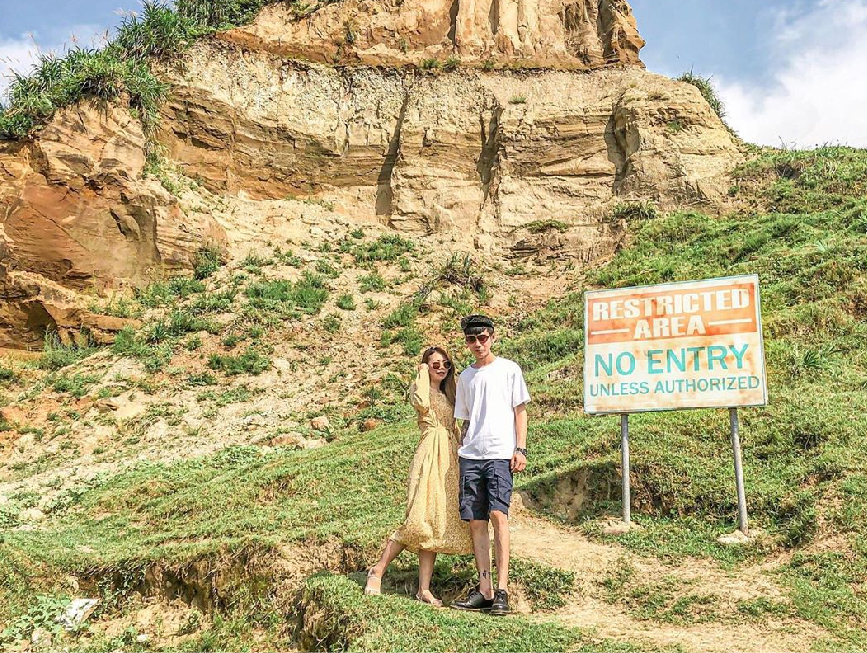 新北林口水牛坑:八里水牛坑位於新北林口區,在這裡超像置身在異國風情,有台版美國大峽谷美稱!黃土峭壁還能眺望到遠方湛藍的海景, 這裡也是拍婚紗熱門首選,據說農家會在下午02點至04點放牛出來,幸運的話還可以遇到牛群在吃草呦!