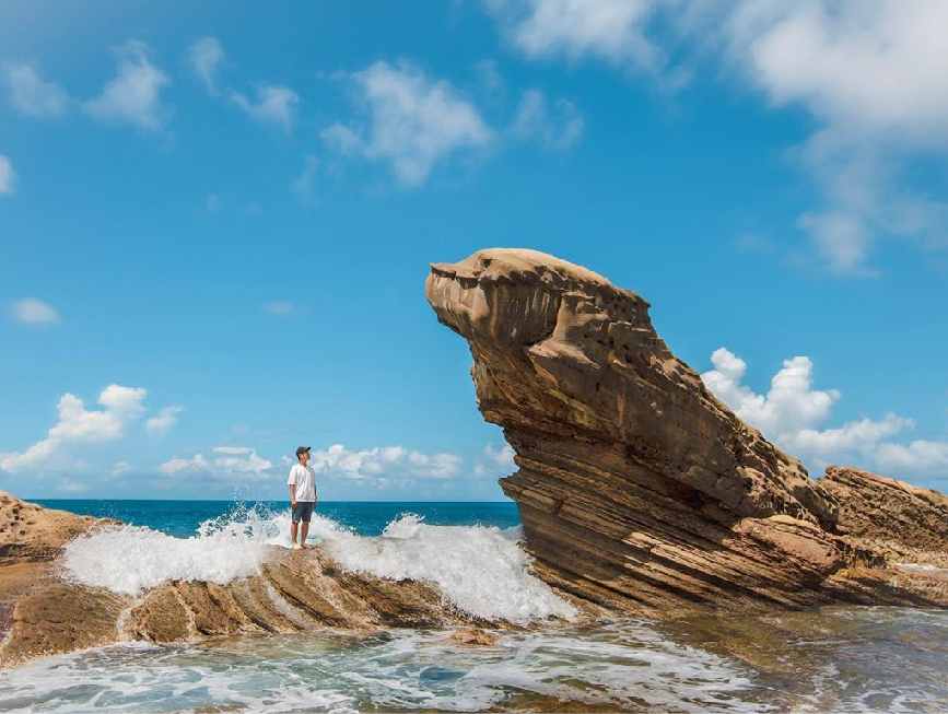 新北南雅奇岩:在東北季風多封多雨的影響,經風化作用及雨水侵蝕後,造成岩石內部含鐵礦逐漸氧化,形成特殊美麗的景觀, 除了有霜淇淋岩、竹筍岩、還有著名的海狗岩,可以踏上南雅奇石地質步道欣賞獨特的美景。