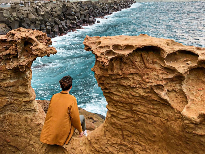 新北南雅奇岩:在東北季風多封多雨的影響,經風化作用及雨水侵蝕後,造成岩石內部含鐵礦逐漸氧化,形成特殊美麗的景觀, 除了有霜淇淋岩、竹筍岩、還有著名的海狗岩,可以踏上南雅奇石地質步道欣賞獨特的美景。