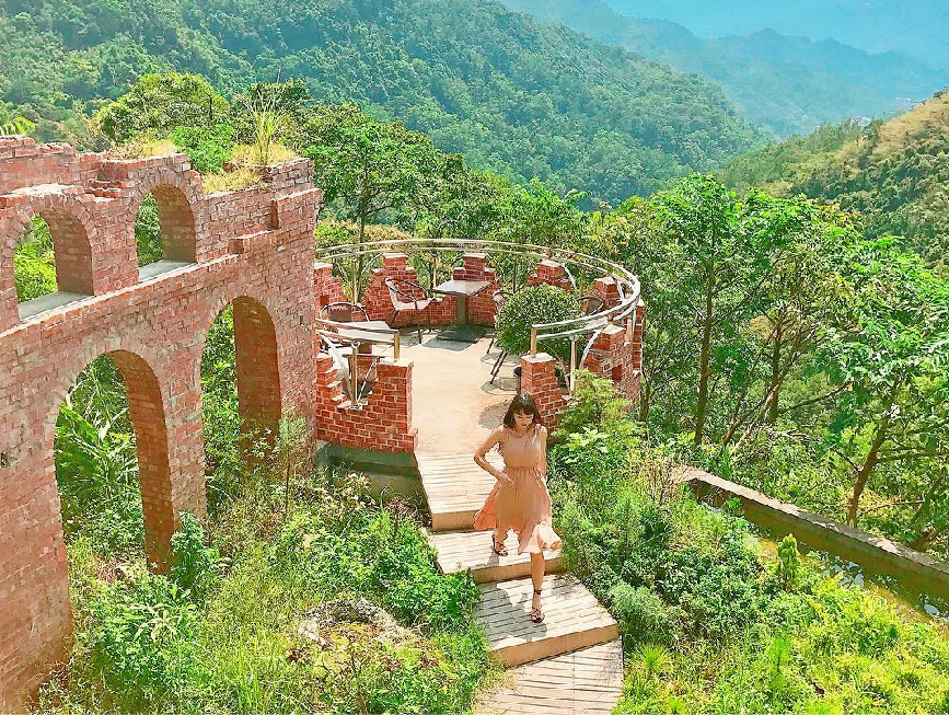 新北青立方休閒農場:青立方休閒農場為餐廳是老住宅改建而成的,青立方休閒農場的建築都是以紅磚打造,整體看起來非常有古早味的感覺, 也是這裡的一大特色,有人稱這裡為紅磚版的天空之城,在園區還有餐點可以品嚐呦!