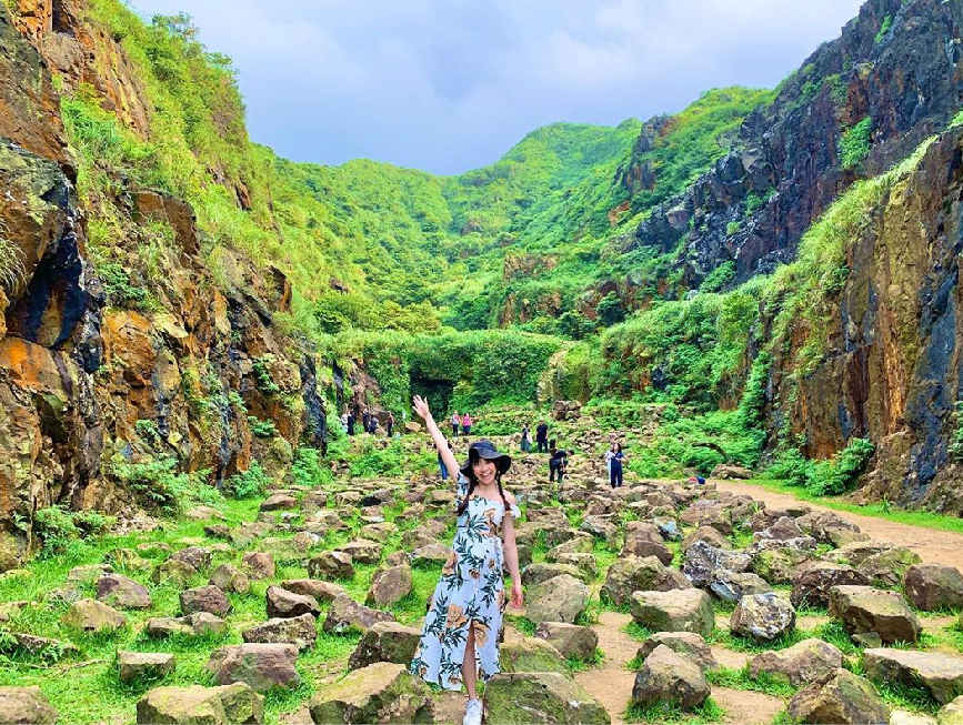 新北金瓜石地質公園(本山礦場)：金瓜石地質公園位於新北市瑞芳區九份與金瓜石交界的公路上，在金瓜地質公園裡的本山礦場有壯觀的石頭鎮， 這裡為金瓜石最早發現黃金礦脈的地方，是一處露天開採的礦區位置就在黃金神社的上方，這座山非常特別形狀像南瓜，因此被稱為金瓜山。