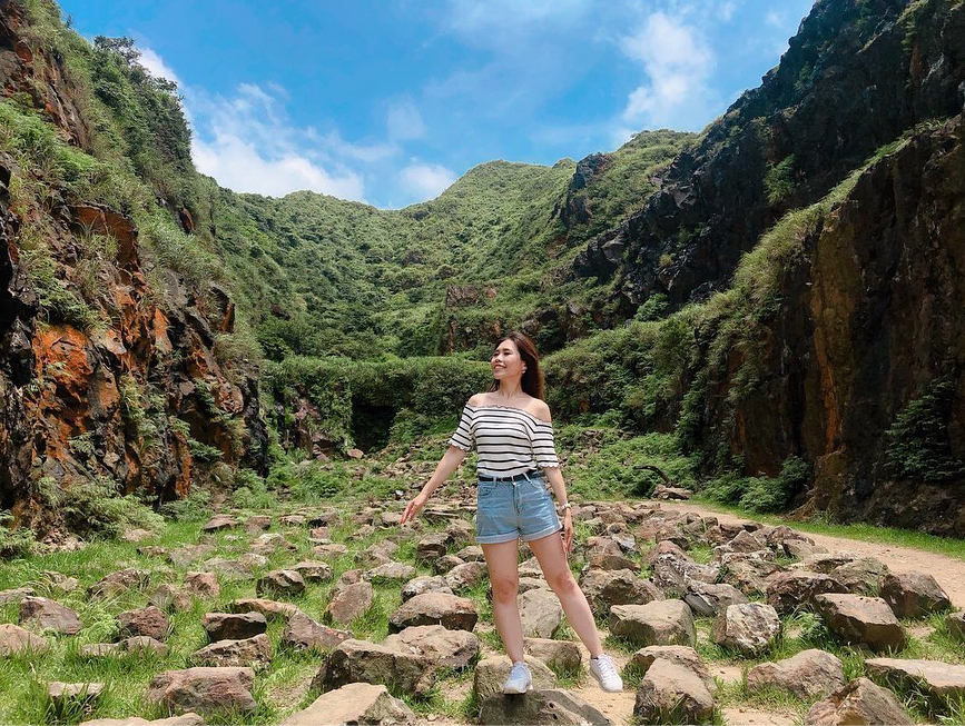 新北金瓜石地質公園(本山礦場)：金瓜石地質公園位於新北市瑞芳區九份與金瓜石交界的公路上，在金瓜地質公園裡的本山礦場有壯觀的石頭鎮， 這裡為金瓜石最早發現黃金礦脈的地方，是一處露天開採的礦區位置就在黃金神社的上方，這座山非常特別形狀像南瓜，因此被稱為金瓜山。