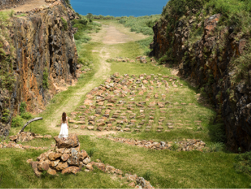 新北金瓜石地質公園(本山礦場)：金瓜石地質公園位於新北市瑞芳區九份與金瓜石交界的公路上，在金瓜地質公園裡的本山礦場有壯觀的石頭鎮， 這裡為金瓜石最早發現黃金礦脈的地方，是一處露天開採的礦區位置就在黃金神社的上方，這座山非常特別形狀像南瓜，因此被稱為金瓜山。
