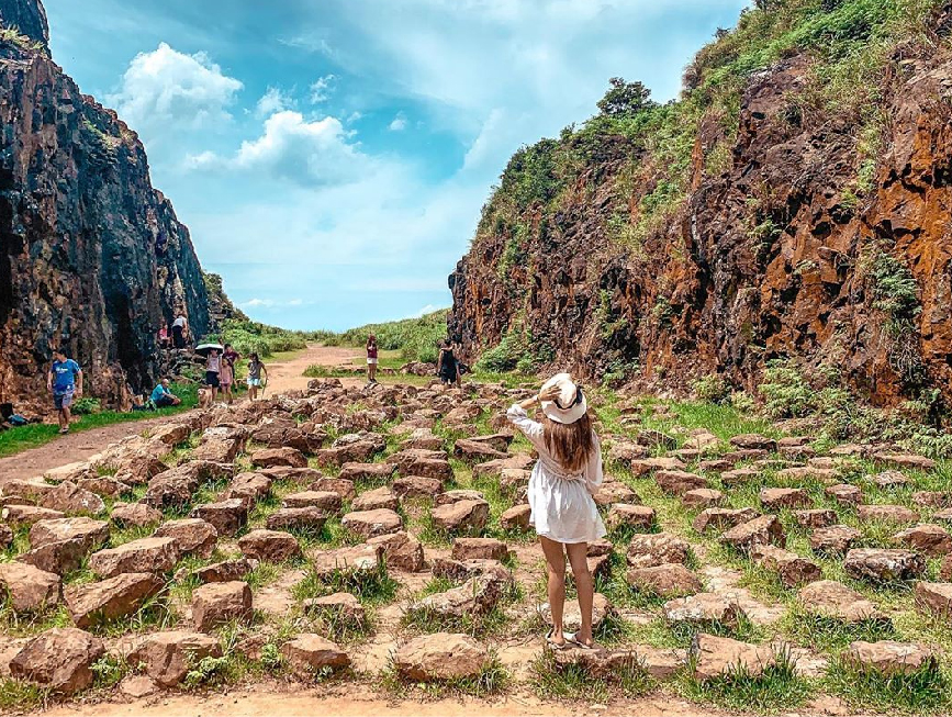 新北金瓜石地質公園(本山礦場)：金瓜石地質公園位於新北市瑞芳區九份與金瓜石交界的公路上，在金瓜地質公園裡的本山礦場有壯觀的石頭鎮， 這裡為金瓜石最早發現黃金礦脈的地方，是一處露天開採的礦區位置就在黃金神社的上方，這座山非常特別形狀像南瓜，因此被稱為金瓜山。