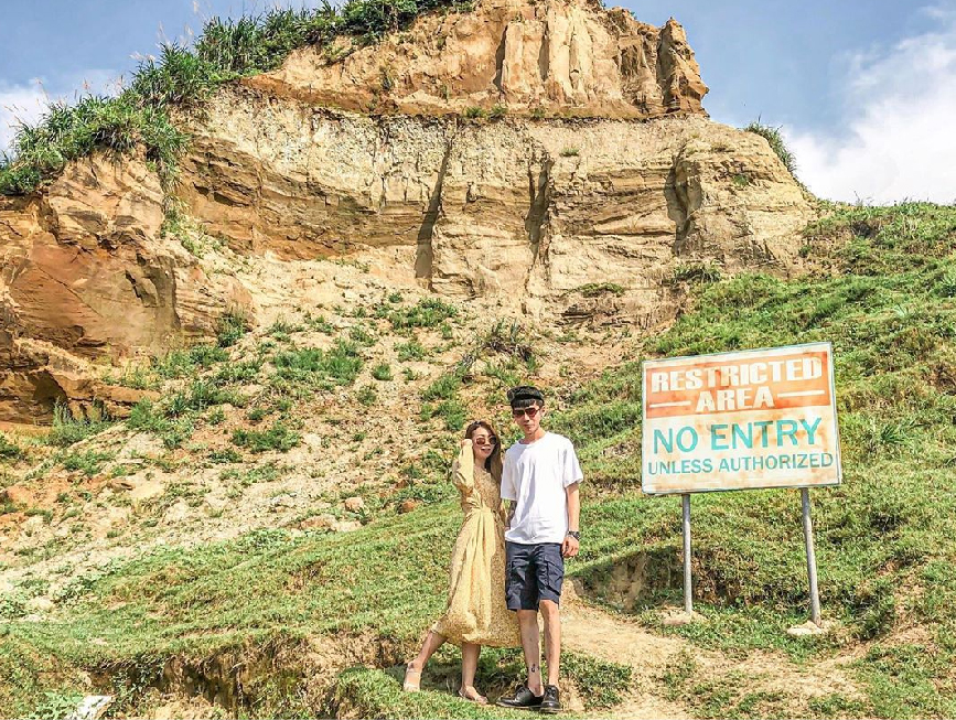 新北林口水牛坑：八里水牛坑位於新北林口區，在這裡超像置身在異國風情，有台版美國大峽谷美稱！黃土峭壁還能眺望到遠方湛藍的海景， 這裡也是拍婚紗熱門首選，據說農家會在下午02點至04點放牛出來，幸運的話還可以遇到牛群在吃草呦！