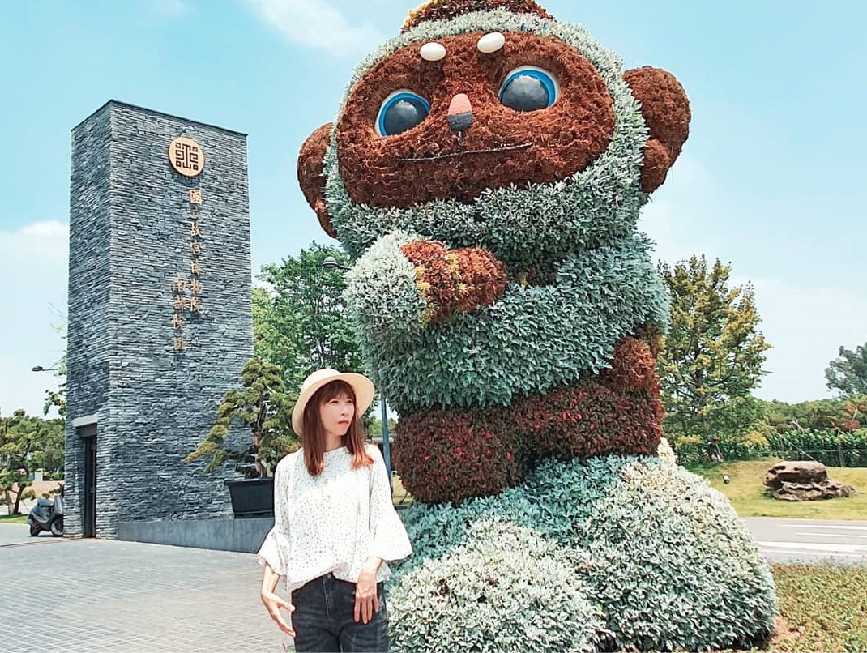 嘉義國立故宮博物院南部分院:國立故宮博物院南部院區位於嘉義太保市,在園區裡面可以欣賞許多展覽,最近還有超可愛的波波草在博物院裡面, 讓你不用跑到彰化在這裡就能看到台版波波草而且還免費!除了波波草還有許多植栽造型設計、花海, 而且嘉義故宮南院還被譽為台灣最美的博物館。