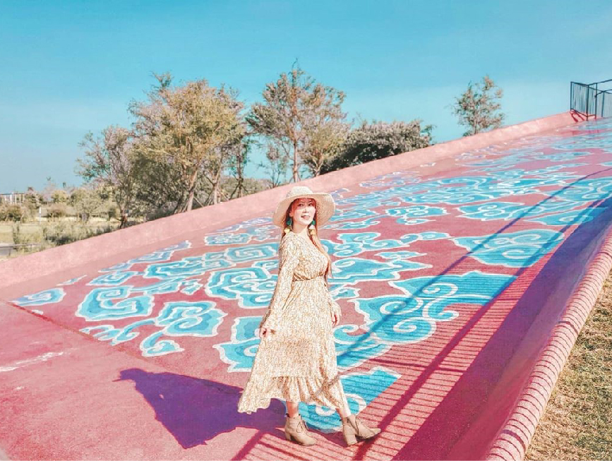 嘉義國立故宮博物院南部分院:國立故宮博物院南部院區位於嘉義太保市,在園區裡面可以欣賞許多展覽,最近還有超可愛的波波草在博物院裡面, 讓你不用跑到彰化在這裡就能看到台版波波草而且還免費!除了波波草還有許多植栽造型設計、花海, 而且嘉義故宮南院還被譽為台灣最美的博物館。