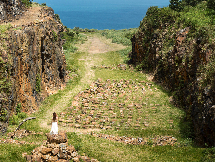 新北金瓜石地質公園(本山礦場):金瓜石地質公園位於新北市瑞芳區九份與金瓜石交界的公路上,在金瓜地質公園裡的本山礦場有壯觀的石頭鎮, 這裡為金瓜石最早發現黃金礦脈的地方,是一處露天開採的礦區位置就在黃金神社的上方,這座山非常特別形狀像南瓜,因此被稱為金瓜山。