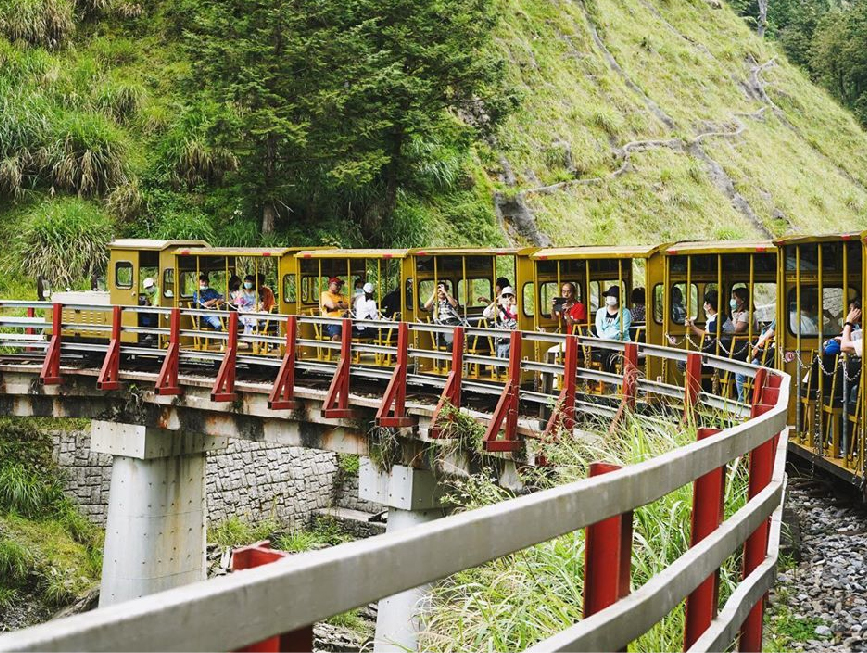 宜蘭太平山森林遊樂區蹦蹦車：蹦蹦車位於太平山森林遊樂區裡，睽違半年終於在07/10恢復行駛全線通車，行駛的距離由1K恢復至茂興車站3K， 特別的是蹦蹦車是無車廂窗戶，沿途可以欣賞太平山的風景。