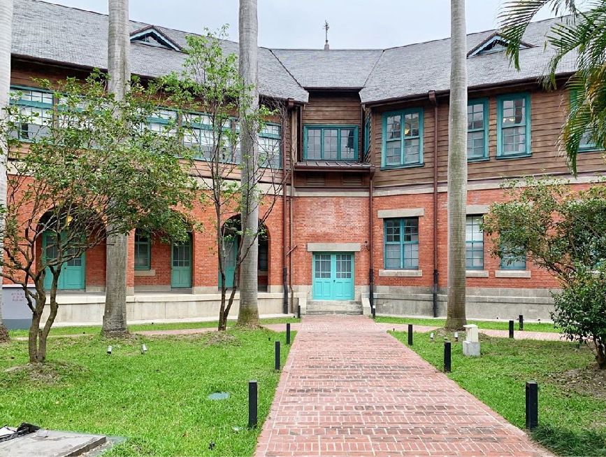 台北國立台灣博物館鐵道部園區：國立台灣博物館鐵道部於07/07起正式對外開放參觀！鐵道部園區內以國定古蹟台灣總督府交通局鐵道部建築群為主體， 為台博系統四大館舍之一，在園區內設有常設展及特展可以參觀，透過多種有趣的方式讓民眾可以了解台灣鐵道的歷史也是鐵道迷必遊玩的景點！