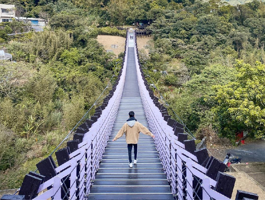 台北白石湖吊橋：白石湖吊橋位於台北內湖白石湖休閒農業區內，全長有116公尺，白石湖吊橋特別的是採直路式設計， 無懸吊纜繩的隱形吊橋，是休假遊玩的好去處！