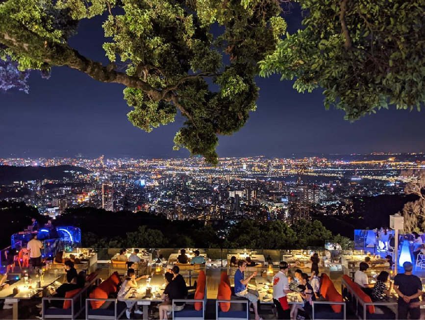 台北草山夜未眠：草山夜未眠位於台北士林區，這裡除了可以欣賞百萬夜景還能品嚐美味餐點！不僅欣賞白天夜晚景色都有不同的氛圍， 餐廳內也有包廂、沙發椅、高腳椅座位區等，非常適合朋友或情人聚會、慶生求婚等，是來到台北遊玩必去的景點之一， 小編提醒你來到這一定要提前先預約以免現場後位等太久會很掃興呦！