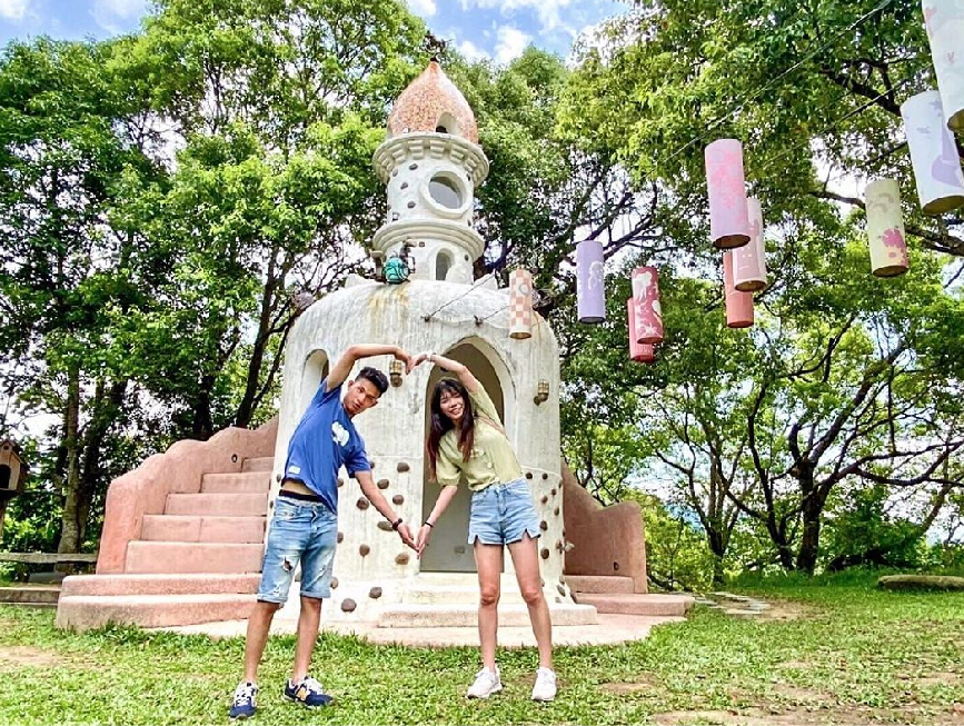 苗栗天空之城：天空之城位於苗栗大湖鄉，園區佔地非常廣大為苗栗知名旅遊景點！天空之城是一個非常夢幻的樹屋城堡， 在園區各個角落都非常美，再天空之城可以眺望到遠方的鯉魚潭水庫，餐廳裡還有美味餐點可以品嚐，非常適合帶著家人假日出門踏青的好地方。