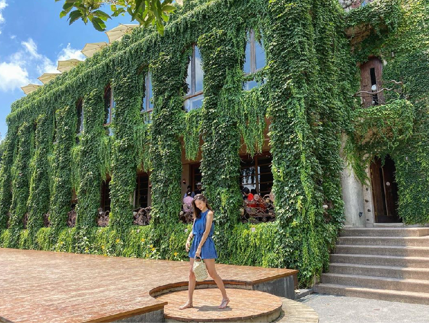 苗栗天空之城：天空之城位於苗栗大湖鄉，園區佔地非常廣大為苗栗知名旅遊景點！天空之城是一個非常夢幻的樹屋城堡， 在園區各個角落都非常美，再天空之城可以眺望到遠方的鯉魚潭水庫，餐廳裡還有美味餐點可以品嚐，非常適合帶著家人假日出門踏青的好地方。