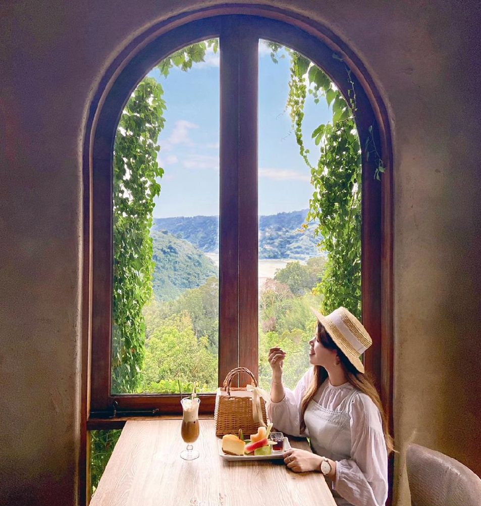 苗栗天空之城：天空之城位於苗栗大湖鄉，園區佔地非常廣大為苗栗知名旅遊景點！天空之城是一個非常夢幻的樹屋城堡， 在園區各個角落都非常美，再天空之城可以眺望到遠方的鯉魚潭水庫，餐廳裡還有美味餐點可以品嚐，非常適合帶著家人假日出門踏青的好地方。