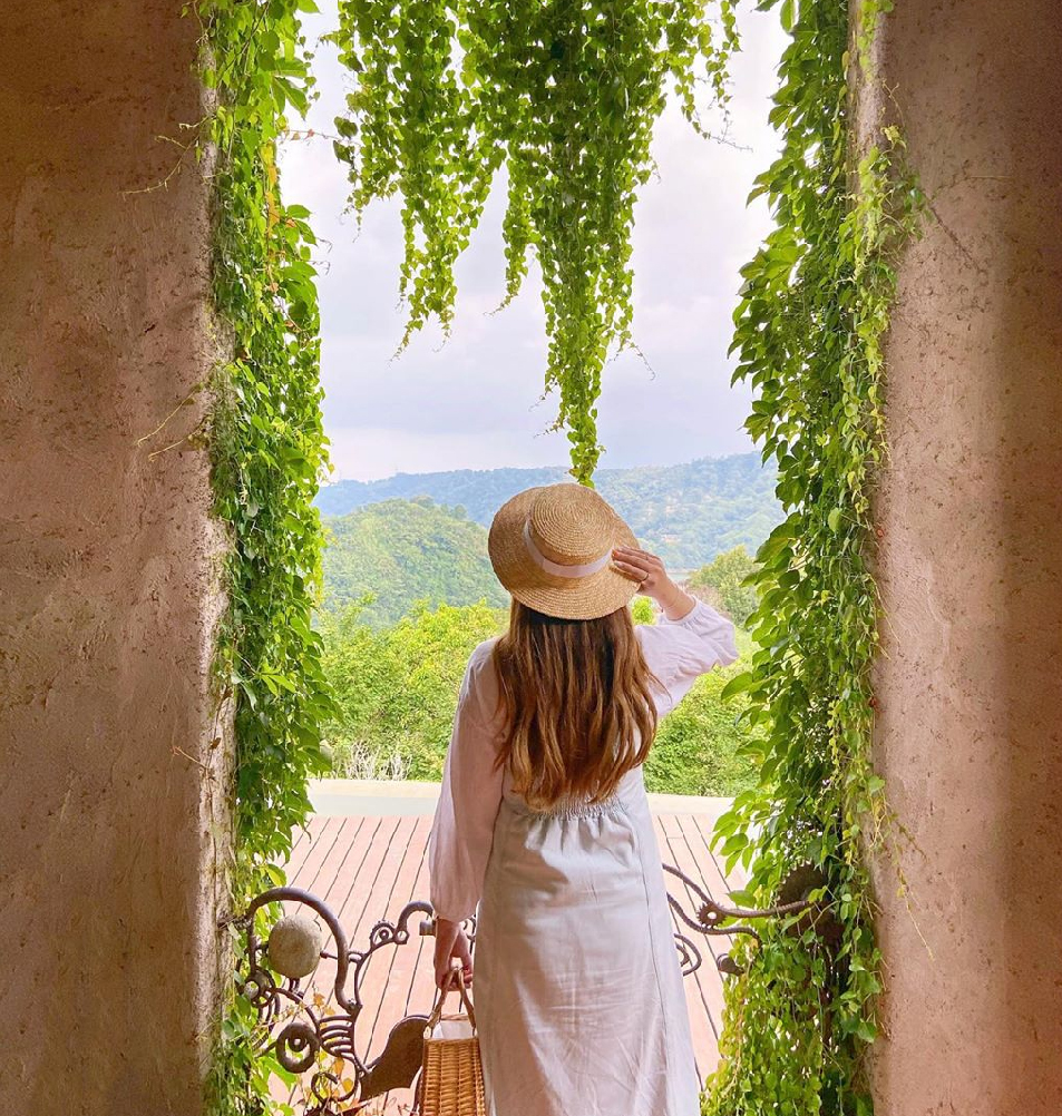 苗栗天空之城：天空之城位於苗栗大湖鄉，園區佔地非常廣大為苗栗知名旅遊景點！天空之城是一個非常夢幻的樹屋城堡， 在園區各個角落都非常美，再天空之城可以眺望到遠方的鯉魚潭水庫，餐廳裡還有美味餐點可以品嚐，非常適合帶著家人假日出門踏青的好地方。