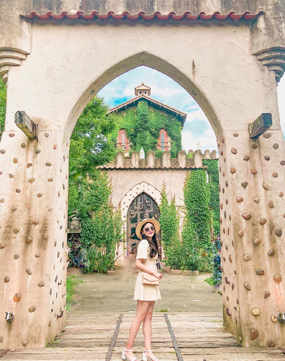 苗栗天空之城：天空之城位於苗栗大湖鄉，園區佔地非常廣大為苗栗知名旅遊景點！天空之城是一個非常夢幻的樹屋城堡， 在園區各個角落都非常美，再天空之城可以眺望到遠方的鯉魚潭水庫，餐廳裡還有美味餐點可以品嚐，非常適合帶著家人假日出門踏青的好地方。