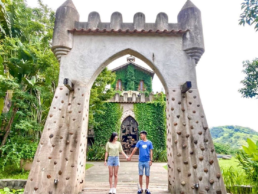 苗栗天空之城：天空之城位於苗栗大湖鄉，園區佔地非常廣大為苗栗知名旅遊景點！天空之城是一個非常夢幻的樹屋城堡， 在園區各個角落都非常美，再天空之城可以眺望到遠方的鯉魚潭水庫，餐廳裡還有美味餐點可以品嚐，非常適合帶著家人假日出門踏青的好地方。