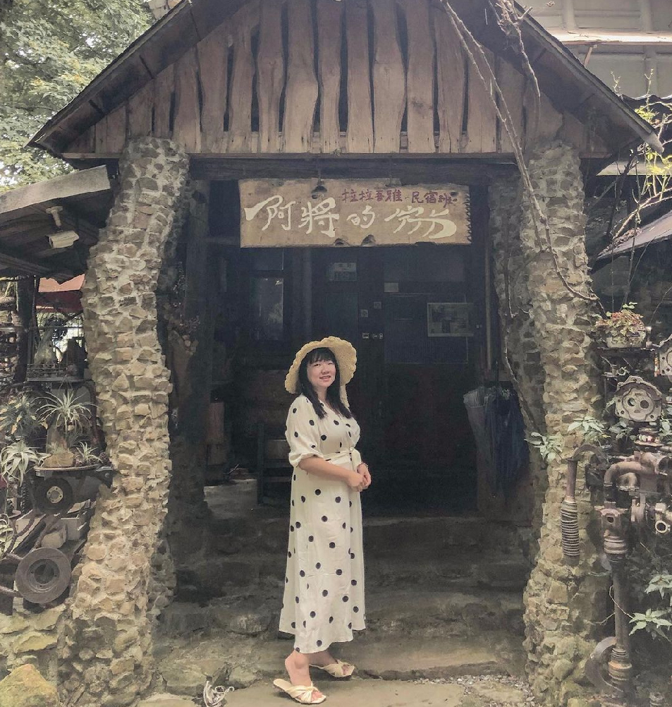 嘉義阿將的家23咖啡館：阿將的家23咖啡館位於嘉義阿里山，這間咖啡館非常特別，整個園區裡都是由主人阿將夫妻親手打造而成，阿將來自鄒族， 因颱風毀了他的老家因此找尋這塊土地，使用天然石頭，建材、原木及竹子等來打造出充滿文創氣息的咖啡館， 取名為23是因為紀念與妻子的23年結婚紀念日送給老婆超浪漫的！