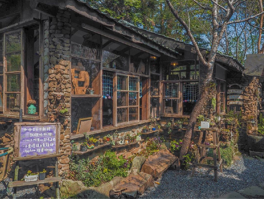 嘉義阿將的家23咖啡館：阿將的家23咖啡館位於嘉義阿里山，這間咖啡館非常特別，整個園區裡都是由主人阿將夫妻親手打造而成，阿將來自鄒族， 因颱風毀了他的老家因此找尋這塊土地，使用天然石頭，建材、原木及竹子等來打造出充滿文創氣息的咖啡館， 取名為23是因為紀念與妻子的23年結婚紀念日送給老婆超浪漫的！