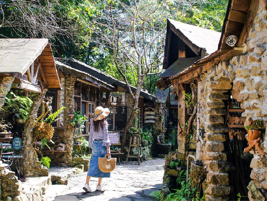 嘉義阿將的家23咖啡館：阿將的家23咖啡館位於嘉義阿里山，這間咖啡館非常特別，整個園區裡都是由主人阿將夫妻親手打造而成，阿將來自鄒族， 因颱風毀了他的老家因此找尋這塊土地，使用天然石頭，建材、原木及竹子等來打造出充滿文創氣息的咖啡館， 取名為23是因為紀念與妻子的23年結婚紀念日送給老婆超浪漫的！