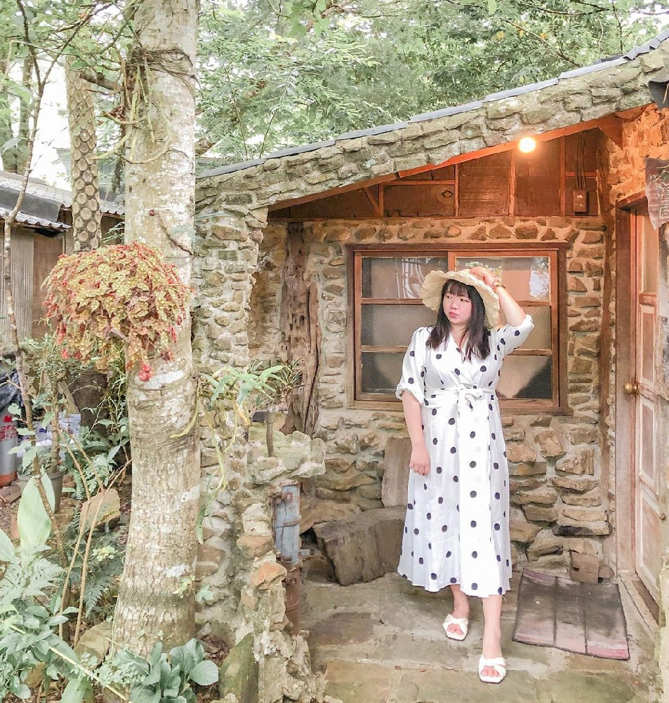 嘉義阿將的家23咖啡館：阿將的家23咖啡館位於嘉義阿里山，這間咖啡館非常特別，整個園區裡都是由主人阿將夫妻親手打造而成，阿將來自鄒族， 因颱風毀了他的老家因此找尋這塊土地，使用天然石頭，建材、原木及竹子等來打造出充滿文創氣息的咖啡館， 取名為23是因為紀念與妻子的23年結婚紀念日送給老婆超浪漫的！