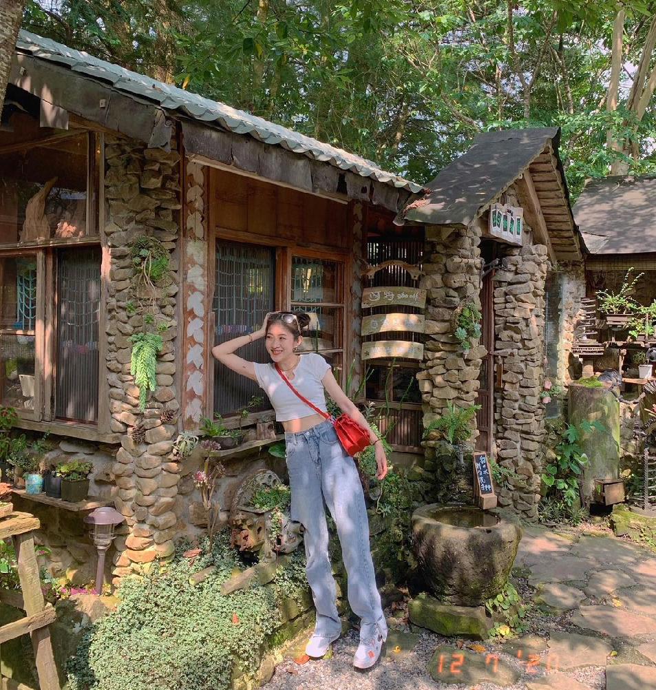 嘉義阿將的家23咖啡館：阿將的家23咖啡館位於嘉義阿里山，這間咖啡館非常特別，整個園區裡都是由主人阿將夫妻親手打造而成，阿將來自鄒族， 因颱風毀了他的老家因此找尋這塊土地，使用天然石頭，建材、原木及竹子等來打造出充滿文創氣息的咖啡館， 取名為23是因為紀念與妻子的23年結婚紀念日送給老婆超浪漫的！