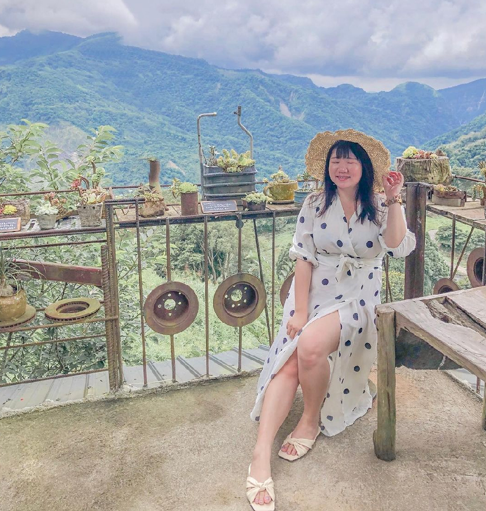 嘉義阿將的家23咖啡館：阿將的家23咖啡館位於嘉義阿里山，這間咖啡館非常特別，整個園區裡都是由主人阿將夫妻親手打造而成，阿將來自鄒族， 因颱風毀了他的老家因此找尋這塊土地，使用天然石頭，建材、原木及竹子等來打造出充滿文創氣息的咖啡館， 取名為23是因為紀念與妻子的23年結婚紀念日送給老婆超浪漫的！