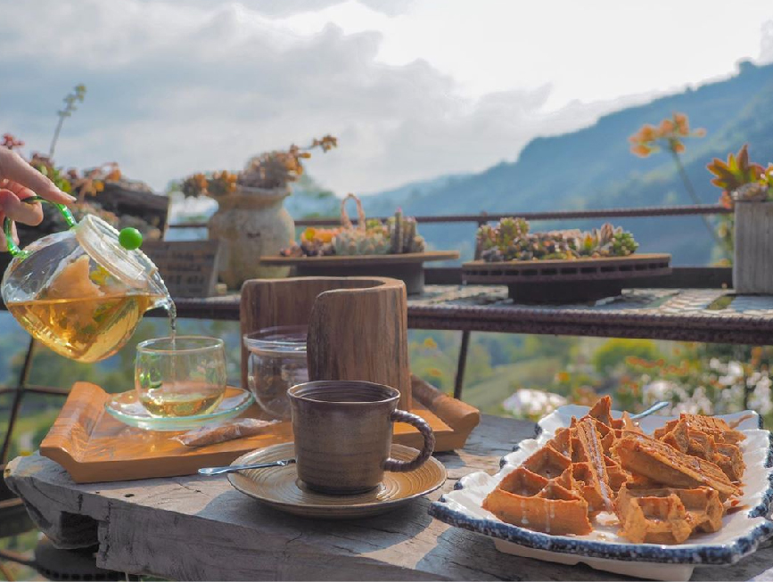 嘉義阿將的家23咖啡館：阿將的家23咖啡館位於嘉義阿里山，這間咖啡館非常特別，整個園區裡都是由主人阿將夫妻親手打造而成，阿將來自鄒族， 因颱風毀了他的老家因此找尋這塊土地，使用天然石頭，建材、原木及竹子等來打造出充滿文創氣息的咖啡館， 取名為23是因為紀念與妻子的23年結婚紀念日送給老婆超浪漫的！