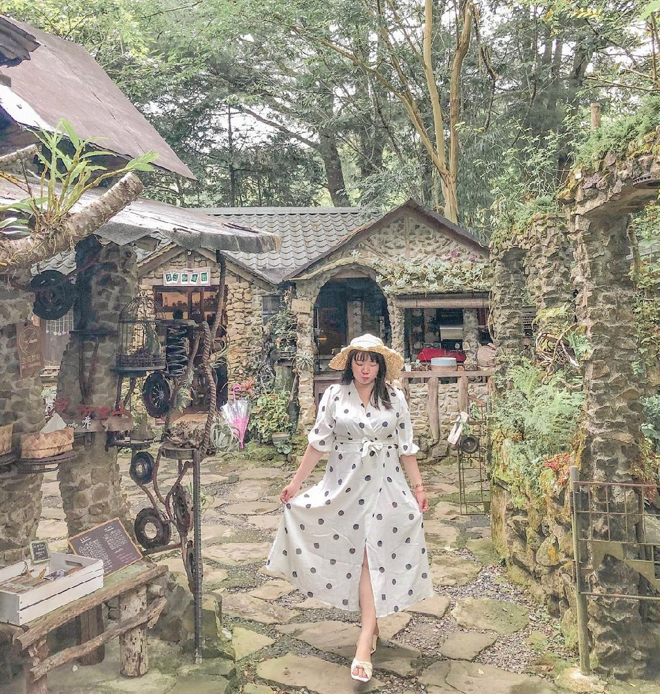 嘉義阿將的家23咖啡館：阿將的家23咖啡館位於嘉義阿里山，這間咖啡館非常特別，整個園區裡都是由主人阿將夫妻親手打造而成，阿將來自鄒族， 因颱風毀了他的老家因此找尋這塊土地，使用天然石頭，建材、原木及竹子等來打造出充滿文創氣息的咖啡館， 取名為23是因為紀念與妻子的23年結婚紀念日送給老婆超浪漫的！