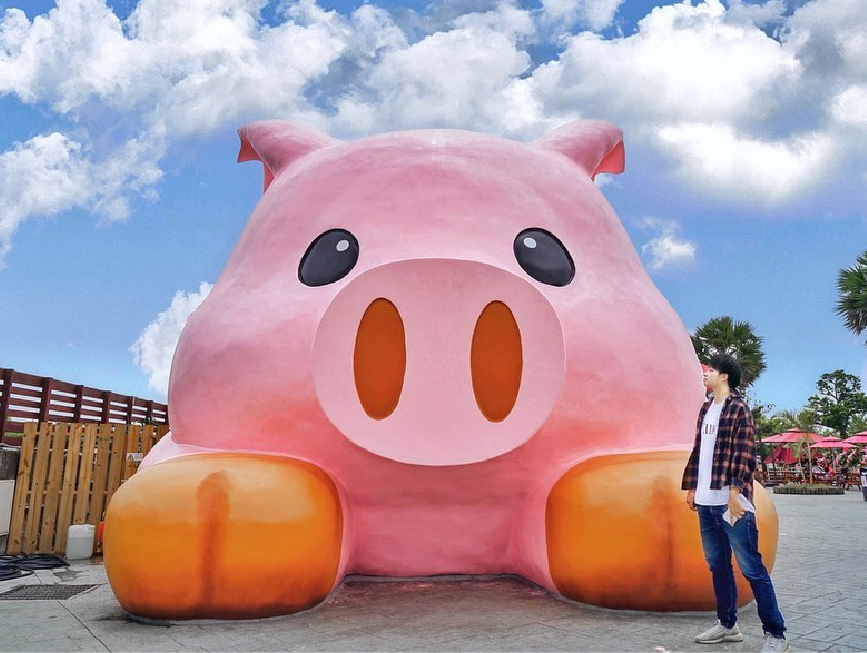 嘉義三隻小豬觀光農場：三隻小豬觀光農場為嘉義民雄最新景點！進到園區彷彿就是走到三隻小豬童話世界， 而且還是全台唯一以豬為主題的觀光農場非常特別，在園區各個角落都能看到小豬的蹤影，像是小豬的販賣部、 小豬吉祥物、彩繪牆等還有三隻小豬故事中的場景呈現呢，園區還有手作DIY跟餐廳。