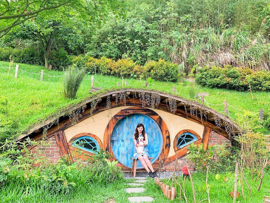 苗栗哈比丘莊園：哈比丘莊園隱藏在苗栗銅鑼鄉，在園區有許多夢幻的哈比屋！彷彿就像是置身在魔戒電影裡的場景，讓你不用飛到紐西蘭在這就能跟超可愛的 哈比屋拍照，在園區還有超刺激的山谷盪鞦韆可以一邊盪鞦韆一邊欣賞美麗的山景，還有眺望台及吊床等你來體驗。