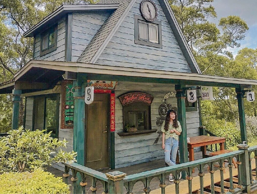 苗栗綠意山莊：綠意山莊位於苗栗縣苑裡鎮，園區佔地非常廣大主要經營為露營、餐廳複合式、小木屋、居酒屋等， 目前正在試營運中不收取門票可以免費參觀，園區佔地非常廣，在園區各個角落都有不同的場景可以拍照， 像是童話風格小屋、日式神社的氛圍讓你一秒置身在日本等。