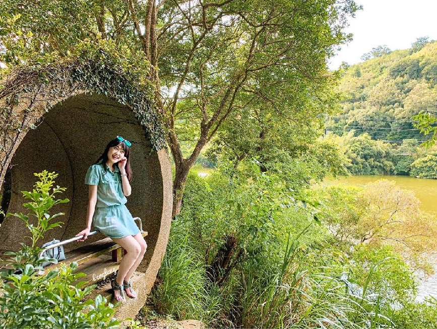 苗栗日新島水榭樓台：日新島水榭樓台位於苗栗縣頭屋，園區裡風景超美很有異國風情，進入園區通過吊橋後就能看到小島，園區有白色建築是咖啡館， 門票可以在咖啡館消費做折抵，園區最熱門的還有水管洞在水管洞不管什麼角度拍照都超美的， 還有許多動物也很適合親子旅遊。