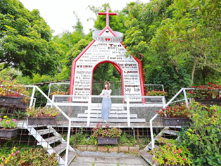 嘉義綠盈牧場:綠盈牧場位於嘉義中埔鄉為嘉義知名觀光牧場,這裡非常適合親子旅遊好去處,牧場以綠水盈然做為園區環境的目標, 並且堅持高品質的鮮奶來自健康的奶牛與衛生的環境的原則,在園區裡可以看到許多可愛的乳牛,園區有多種DIY體驗, 像是餵小牛喝奶、擠ㄋㄟㄋㄟ體驗、還有全台唯一賽鵝場等你來體驗,園區還有超大牽牛花溜滑梯、美味餐點可以品嚐。