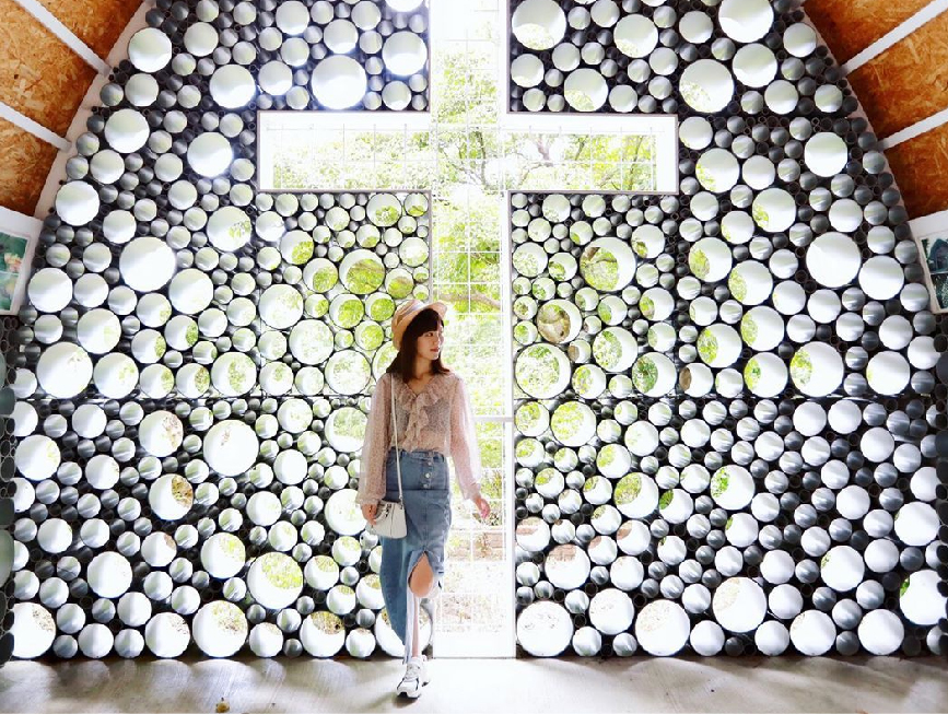 嘉義綠盈牧場:綠盈牧場位於嘉義中埔鄉為嘉義知名觀光牧場,這裡非常適合親子旅遊好去處,牧場以綠水盈然做為園區環境的目標, 並且堅持高品質的鮮奶來自健康的奶牛與衛生的環境的原則,在園區裡可以看到許多可愛的乳牛,園區有多種DIY體驗, 像是餵小牛喝奶、擠ㄋㄟㄋㄟ體驗、還有全台唯一賽鵝場等你來體驗,園區還有超大牽牛花溜滑梯、美味餐點可以品嚐。