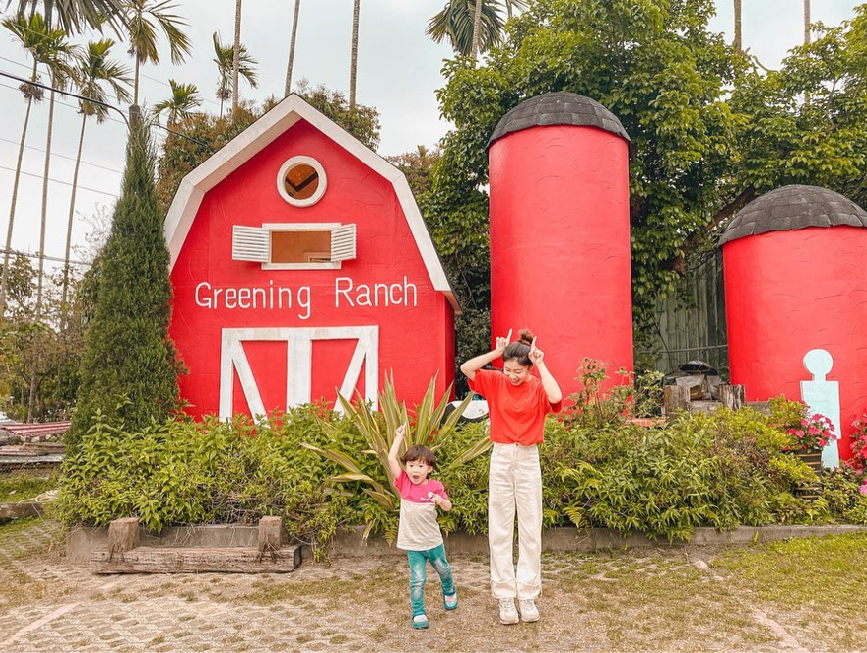 嘉義綠盈牧場:綠盈牧場位於嘉義中埔鄉為嘉義知名觀光牧場,這裡非常適合親子旅遊好去處,牧場以綠水盈然做為園區環境的目標, 並且堅持高品質的鮮奶來自健康的奶牛與衛生的環境的原則,在園區裡可以看到許多可愛的乳牛,園區有多種DIY體驗, 像是餵小牛喝奶、擠ㄋㄟㄋㄟ體驗、還有全台唯一賽鵝場等你來體驗,園區還有超大牽牛花溜滑梯、美味餐點可以品嚐。