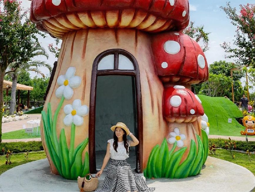 嘉義三隻小豬觀光農場:三隻小豬觀光農場位於嘉義民雄,為全台唯一以豬為主題的觀光農場,進到園區彷彿就是走到三隻小豬童話世界, 在園區各個角落都能看到小豬的蹤影,像是超大粉紅豬、小豬的販賣部、彩虹傘步道、小豬吉祥物、 彩繪牆等還有三隻小豬故事中的場景呈現呢,園區還有手作DIY跟餐廳,在園區還有20多種動物可以近距離接觸唷!