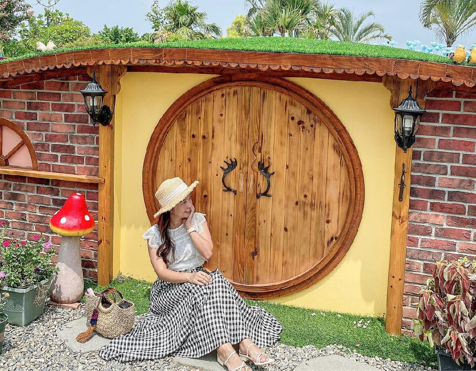 嘉義三隻小豬觀光農場:三隻小豬觀光農場位於嘉義民雄,為全台唯一以豬為主題的觀光農場,進到園區彷彿就是走到三隻小豬童話世界, 在園區各個角落都能看到小豬的蹤影,像是超大粉紅豬、小豬的販賣部、彩虹傘步道、小豬吉祥物、 彩繪牆等還有三隻小豬故事中的場景呈現呢,園區還有手作DIY跟餐廳,在園區還有20多種動物可以近距離接觸唷!