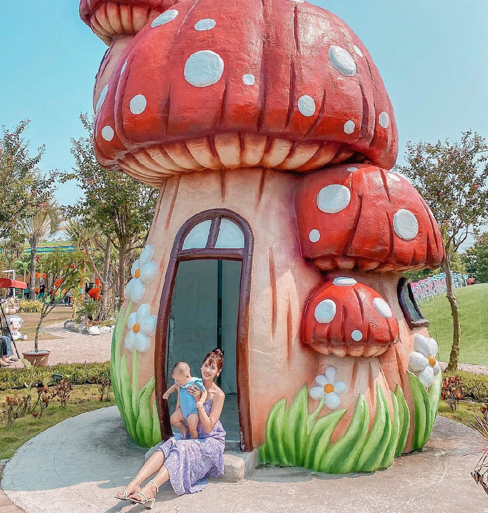 嘉義三隻小豬觀光農場:三隻小豬觀光農場位於嘉義民雄,為全台唯一以豬為主題的觀光農場,進到園區彷彿就是走到三隻小豬童話世界, 在園區各個角落都能看到小豬的蹤影,像是超大粉紅豬、小豬的販賣部、彩虹傘步道、小豬吉祥物、 彩繪牆等還有三隻小豬故事中的場景呈現呢,園區還有手作DIY跟餐廳,在園區還有20多種動物可以近距離接觸唷!