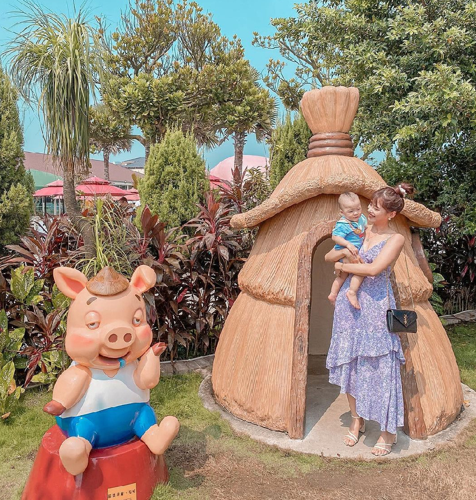 嘉義三隻小豬觀光農場:三隻小豬觀光農場位於嘉義民雄,為全台唯一以豬為主題的觀光農場,進到園區彷彿就是走到三隻小豬童話世界, 在園區各個角落都能看到小豬的蹤影,像是超大粉紅豬、小豬的販賣部、彩虹傘步道、小豬吉祥物、 彩繪牆等還有三隻小豬故事中的場景呈現呢,園區還有手作DIY跟餐廳,在園區還有20多種動物可以近距離接觸唷!