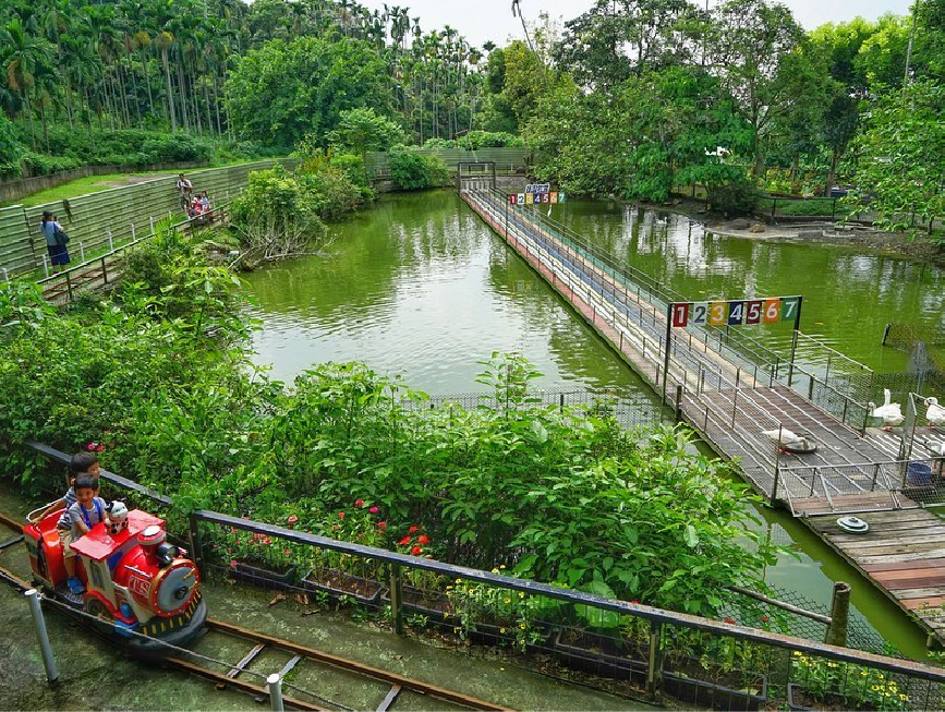 嘉義綠盈牧場:綠盈牧場位於嘉義中埔鄉為嘉義知名觀光牧場,這裡非常適合親子旅遊好去處,牧場以綠水盈然做為園區環境的目標, 並且堅持高品質的鮮奶來自健康的奶牛與衛生的環境的原則,在園區裡可以看到許多可愛的乳牛,園區有多種DIY體驗, 像是餵小牛喝奶、擠ㄋㄟㄋㄟ體驗、還有全台唯一賽鵝場等你來體驗,園區還有超大牽牛花溜滑梯、美味餐點可以品嚐。