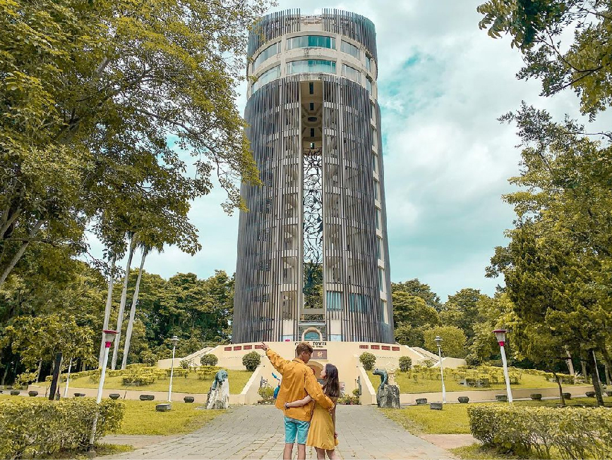 嘉義射日塔:射日塔塔高度長達62公尺,為全台獨一無二的景觀,到最上面可以360度眺望整個風景,在斜頂的圓形建築可以看見嘉義市市花豔紫荊花在 10樓還設有天空步道可以讓民眾體驗,還有景觀咖啡廳可以欣賞美景品嚐咖啡!