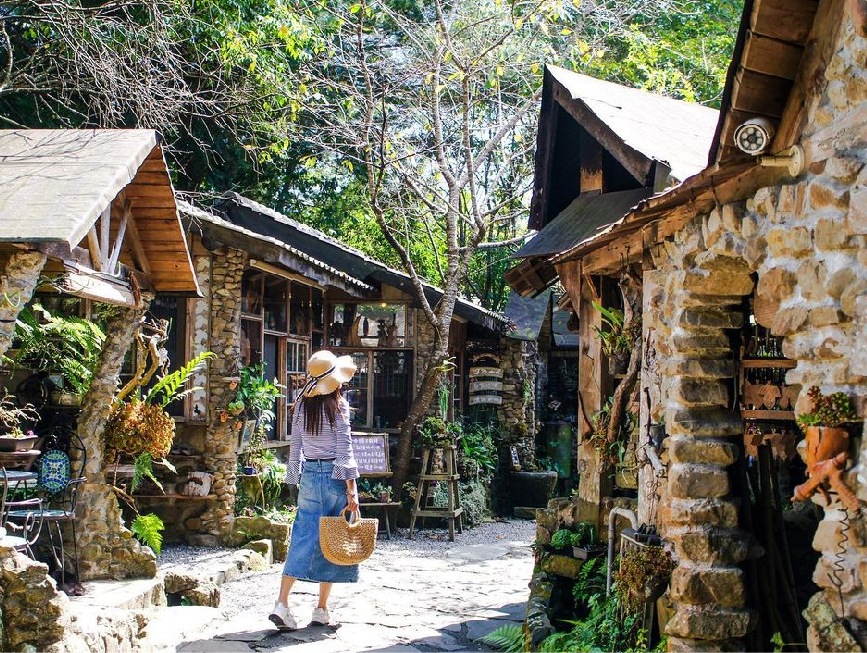 嘉義阿將的家23咖啡館:阿將的家23咖啡館位於嘉義阿里山,這間咖啡館非常特別,整個園區裡都是由主人阿將夫妻親手打造而成,阿將來自鄒族, 因颱風毀了他的老家因此找尋這塊土地,使用天然石頭,建材、原木及竹子等來打造出充滿文創氣息的咖啡館, 取名為23是因為紀念與妻子的23年結婚紀念日送給老婆超浪漫的!