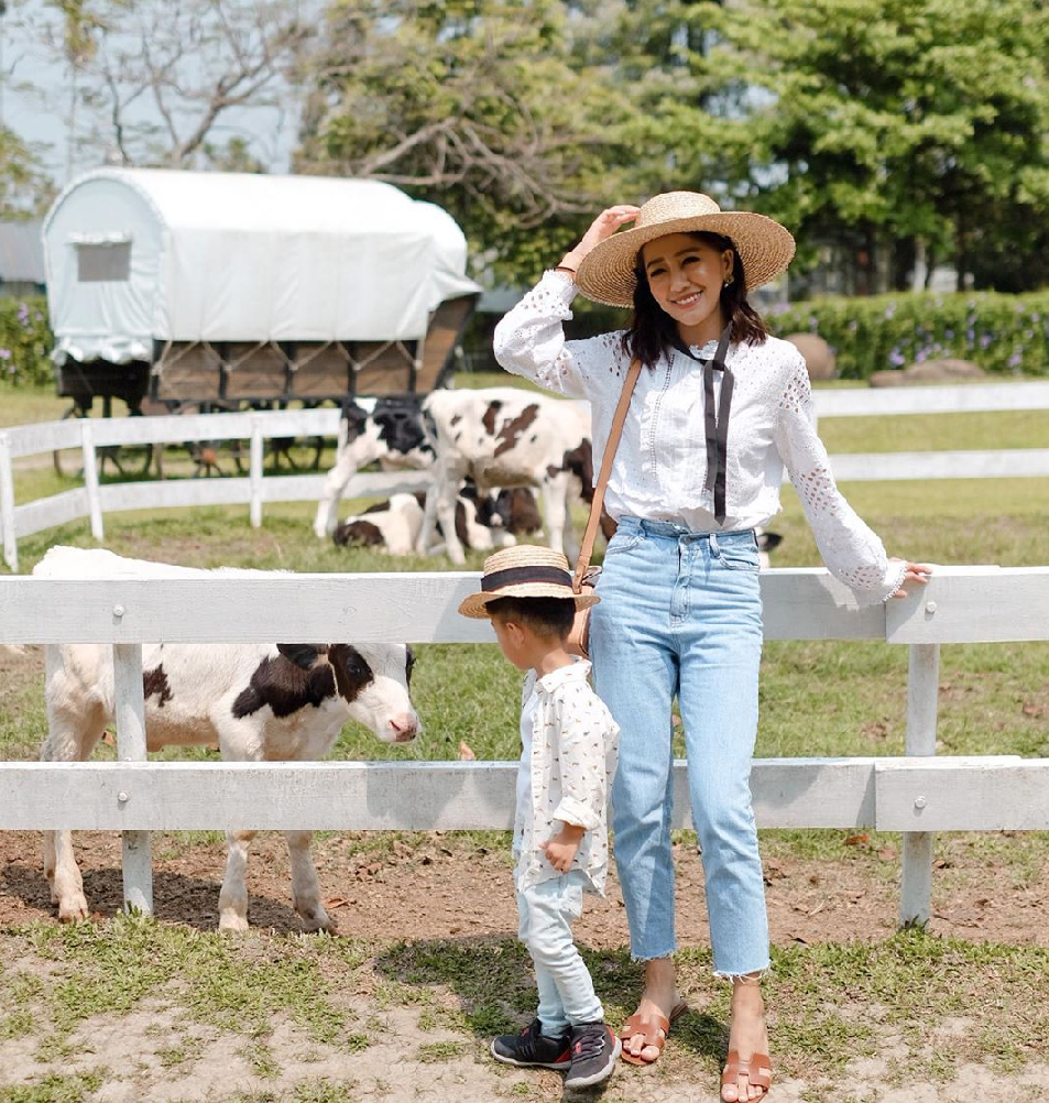 嘉義綠盈牧場:綠盈牧場位於嘉義中埔鄉為嘉義知名觀光牧場,這裡非常適合親子旅遊好去處,牧場以綠水盈然做為園區環境的目標, 並且堅持高品質的鮮奶來自健康的奶牛與衛生的環境的原則,在園區裡可以看到許多可愛的乳牛,園區有多種DIY體驗, 像是餵小牛喝奶、擠ㄋㄟㄋㄟ體驗、還有全台唯一賽鵝場等你來體驗,園區還有超大牽牛花溜滑梯、美味餐點可以品嚐。